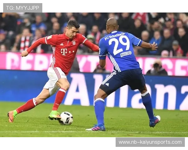 拜仁慕尼黑客场2-0战胜沙尔克04，继续保持不败，拜仁慕尼黑客场球服